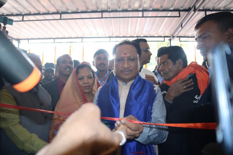 मुख्यमंत्री साय ने धर्मपत्नी के साथ गृहग्राम बगिया के मुख्यमंत्री कैंप कार्यालय का किया शुभारंभ