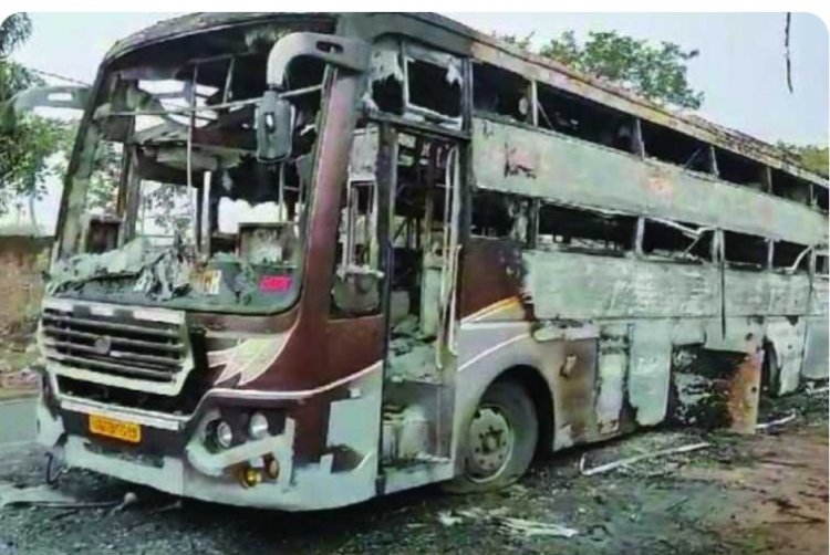 प्रयागराज से छत्तीसगढ़ के दुर्ग जा रही चलती बस में आधी रात को लगी भीषण आग