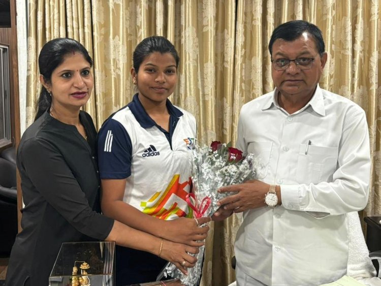 श्रम मंत्री से कोरबा जिले की कराते खिलाड़ी कु. स्नेहा बंजारे ने की सौजन्य मुलाकात