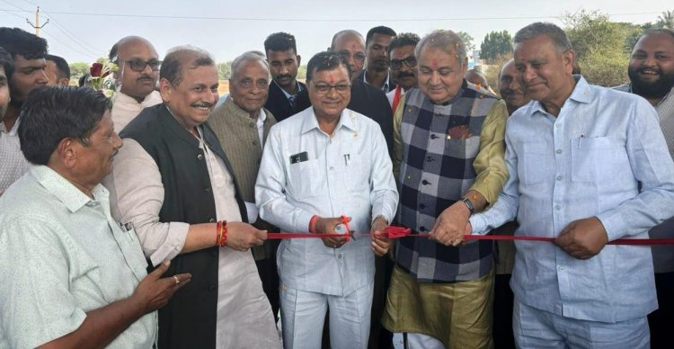 वाणिज्य और उद्योग एवं श्रम विभाग मंत्री लखन लाल देवांगन ने नगपुरा स्थित गौशाला का किया उद्घाटन नगपुरा स्थित गौशाला का किया उद्घाटन
