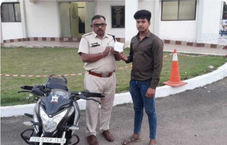 चलती बाइक पर स्टंट, कट गया हजारों का चालान