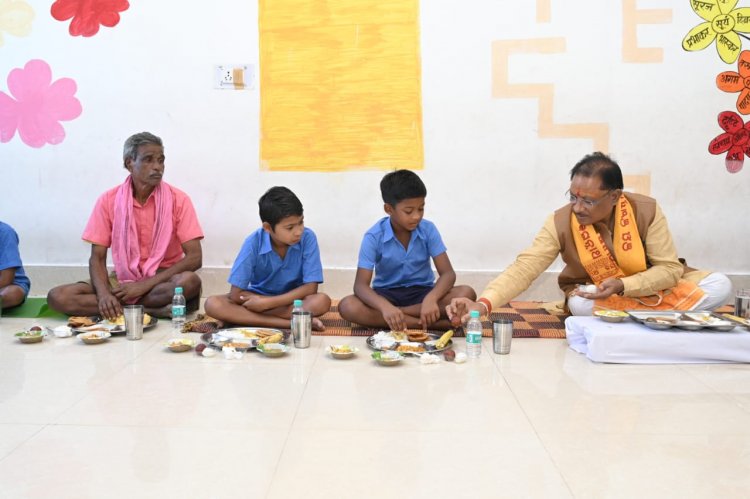 मुख्यमंत्री साय का न्योता भोज, अपनी थाली की मिठाई बाजू में बैठे बच्चों को दे दी