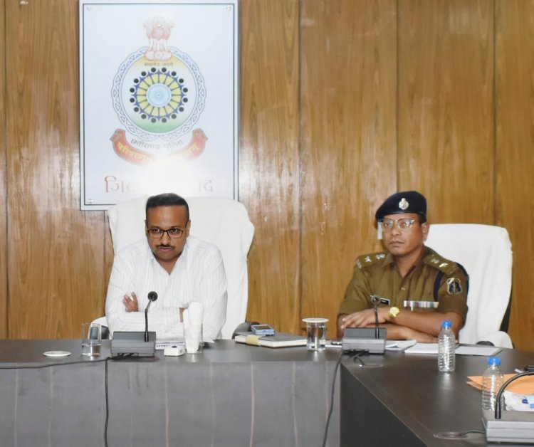 पुलिस महानिरीक्षक दुर्ग रेंज दुर्ग ने जिला बालोद में जिले के वरिष्ठ अधिकारियों के साथ ली विशेष मीटिंग,स्मार्ट एवं हाईटेक पुलिसिंग पर दिया जोर