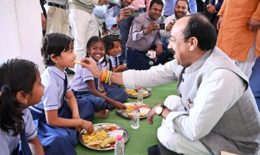 न्योता भोज में शामिल हुए उप मुख्यमंत्री श्री अरुण साव और स्वास्थ्य मंत्री