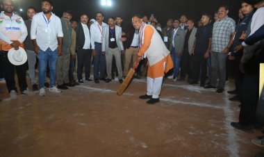मुख्यमंत्री ने अंतर्राजजीय क्रिकेट प्रतियोगिता के समापन समारोह में बैटिंग में अजमाया हाथ, लगाया करारा शॉट