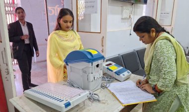जिला कलेक्ट्रेट में ईवीएम मशीन का प्रदर्शन किया जा रहा है