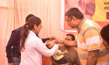 विधायक गजेंद्र यादव ने पिलाई बच्चों को पोलियो की खुराक