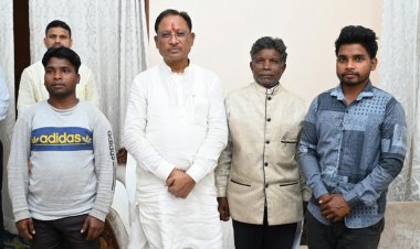 जाने का किराया रखे हो ?-मुख्यमंत्री ने पहुना पहुंचे कोरवा आदिवासियों से बड़ी आत्मीयता से पूछा, फिर अपनी जेब से निकाल कर दिया यात्रा खर्च