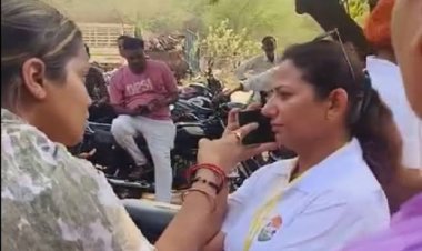 भिलाई हाउसिंग बोर्ड कॉलोनी की महिलाओं का विधायक प्रतिनिधि नमिता हांडा और एक्स आर्मी मैन हरप्रीत सिंह के बीच जमकर विवाद