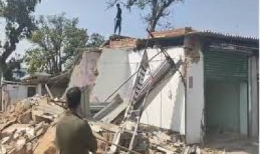 छत्तीसगढ़ के सूरजपुर में 10 साल के बच्चे रिशु कश्यप के हत्या आरोपियों के घरों को बुधवार को प्रशासन ने ध्वस्त कर दिया