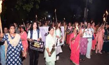 भिलाई के शहीद उद्यान में बुधवार देर शाम महिलाओं के खिलाफ हर जगह बढ़ते अपराध को देखते हुए मशाल रैली निकाली गई।