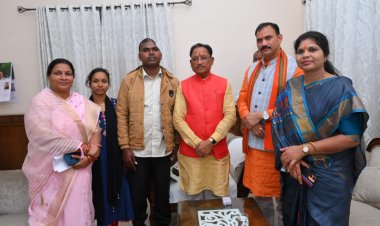 जब लड़खड़ाती आवाज़ में जवान नरेंद्र ने बयां की शौर्य की दास्तान, सुनकर भावुक हुए मुख्यमंत्री, दी एक लाख रुपये की त्वरित आर्थिक सहायता