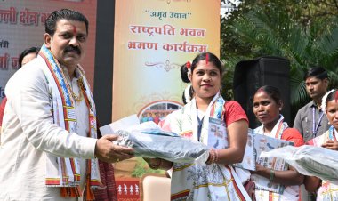 हवाईजहाज से दिल्ली रवाना हुईं विशेष पिछड़ी जनजाति की महिला स्व सहायता की दीदियां, राष्ट्रपति से करेंगी मुलाकात