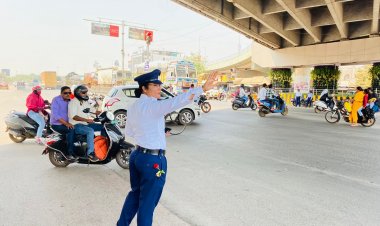 महिला दिवस के अवसर पर यातायात पुलिस विभाग में तैनात महिला आरक्षको द्वारा नेहरू नगर चौक की व्यवस्था संभाला गया