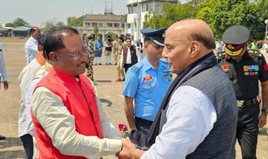 केंद्रीय रक्षा मंत्री श्री राजनाथ सिंह के आज राजधानी रायपुर के स्वामी विवेकानंद एयरपोर्ट माना पहुंचने पर मुख्यमंत्री श्री विष्णुदेव साय ने किया आत्मीय स्वागत