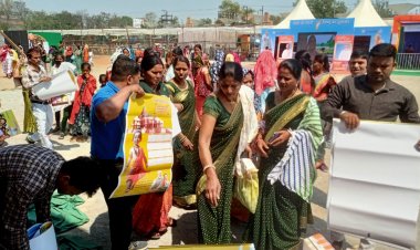 महतारी वन्दन सम्मेलन में प्रचार सामग्री का वितरण