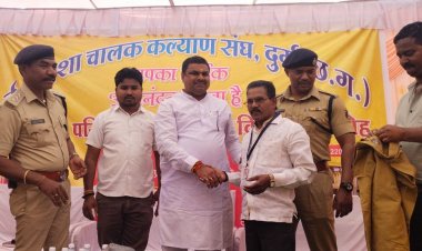 विधायक गजेंद्र यादव के सहयोग से ई - रिक्शा चालकों मिला वर्दी और पहचान पत्र