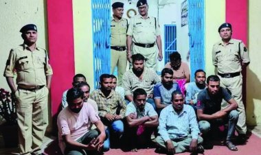 जंगल में चल रहा था हार जीत का दाव, जुआ खेलते 12 गिरफ्तार