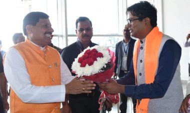 मध्यप्रदेश के मुख्यमंत्री डॉ. मोहन यादव के आज राजधानी रायपुर के स्वामी विवेकानंद एयरपोर्ट पहुंचने पर वित्तमंत्री श्री ओ.पी.चौधरी ने किया आत्मीय स्वागत