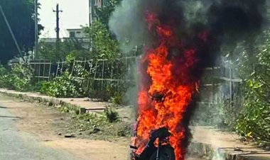 चलती इलेक्ट्रॉनिक स्कूटी में लगी आग