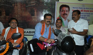 दिव्यांगों के सपनों को मिली नई उड़ान : उपमुख्यमंत्री श्री विजय शर्मा के प्रयासों से मोटर चलित स्कूटी पाकर दिव्यांगजन हुए खुश