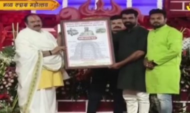 दुर्ग में निर्माल्य वाहन की शुरुआत करने वालो का सीहोर में पण्डित प्रदीप मिश्रा ने किया सम्मान