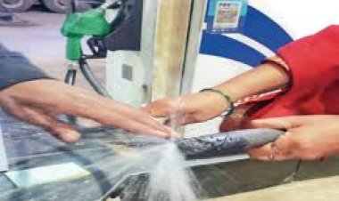 राजधानी के पचपेड़ी नाका के पास स्थित पेट्रोल पंप में मोपेड में पेट्रोल डालते वक्त पाइप फट गया