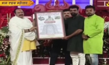 दुर्ग में निर्माल्य वाहन की शुरुआत करने वालो का सीहोर में पण्डित प्रदीप मिश्रा ने किया सम्मान