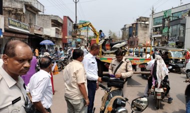 यातायात पुलिस दुर्ग द्वारा मार्केट क्षेत्र एवं प्रमुख मार्ग में नो पार्किंग में खड़ी वाहनों पर की गयी कार्यवाही