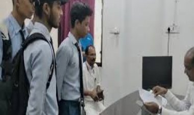 10वीं बोर्ड परीक्षा में नकल मामले में कार्रवाई की मांग को लेकर छात्रों ने अपर कलेक्टर से शिकायत की