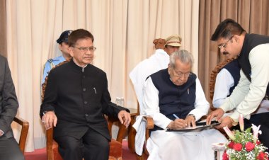 राज्यपाल श्री हरिचंदन ने श्री शुक्ल एवं श्री चन्द्रवंशी को राज्य सूचना आयुक्त के पद की शपथ दिलाई