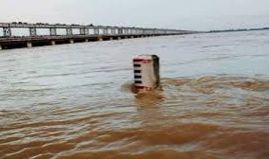 छत्तीसगढ़ और उड़ीसा में करीब 900 किलोमीटर बहने वाली यहां की जीवनदायिनी महानदी का कंठ अब सूख रहा