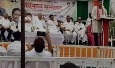 भूपेश बघेल के सामने भड़ास निकालने वाले पूर्व जिला पंचायत उपाध्यक्ष सुरेंद्र दास वैष्णव 'दाऊ' को कांग्रेस से निष्कासित कर दिया