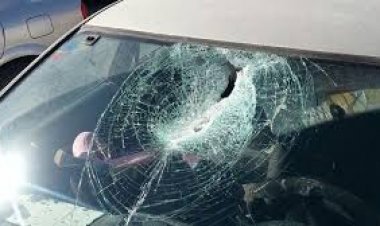 जामुल थाना क्षेत्र के अंतर्गत कल शाम को गौरव पेट्रोल पंप के पास मनचले बाइक सवार दो लड़कों ने चलती कार में पत्थर फेंक कर कांच फोड़ दिया