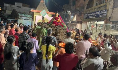 दुर्ग जिले में एकमात्र स्थान सत्तीचौरा में गोबर के कण्डो, कपूर, लौंग, इलायची एवं सुगंधित धूप से किया गया होलिका दहन