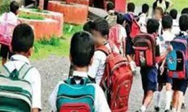 छत्‍तीसगढ़ की राजधानी रायपुर के दो स्कूलों की मान्यता रद होने के बाद यहां पढ़ने वाले छात्रों के अभिभावक अपने बच्चों के भविष्य को लेकर चिंतित