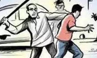 दिनदहाड़े घर के बाहर हंसिया और चाकू से युवक पर किया हमला
