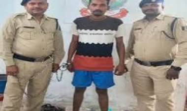 दशहरा मैदान के पास लोहे के हथियार बंडा (दाब) से राह चलते लोगों को डरा धमका रहा है।सूचना पर तत्काल कार्यवाही करते हुए वैशाली नगर पुलिस ने गिरफ्तार किया