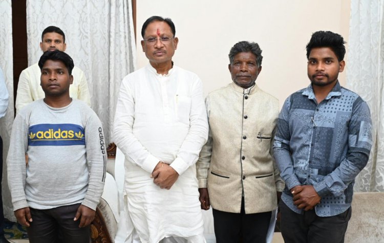 जाने का किराया रखे हो ?-मुख्यमंत्री ने पहुना पहुंचे कोरवा आदिवासियों से बड़ी आत्मीयता से पूछा, फिर अपनी जेब से निकाल कर दिया यात्रा खर्च