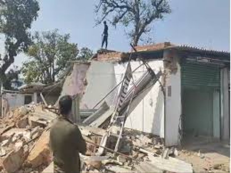 छत्तीसगढ़ के सूरजपुर में 10 साल के बच्चे रिशु कश्यप के हत्या आरोपियों के घरों को बुधवार को प्रशासन ने ध्वस्त कर दिया