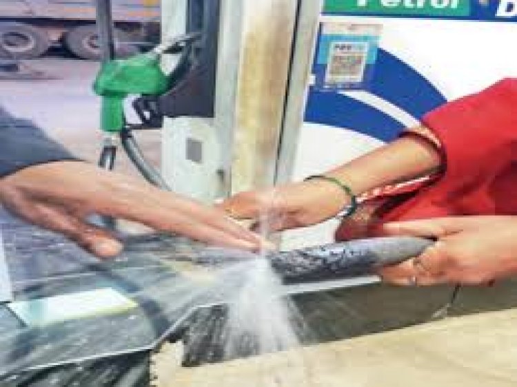 राजधानी के पचपेड़ी नाका के पास स्थित पेट्रोल पंप में मोपेड में पेट्रोल डालते वक्त पाइप फट गया