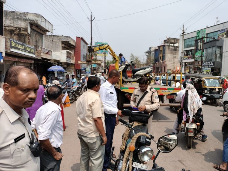 यातायात पुलिस दुर्ग द्वारा मार्केट क्षेत्र एवं प्रमुख मार्ग में नो पार्किंग में खड़ी वाहनों पर की गयी कार्यवाही