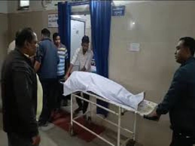 सदभावना चौक के पास तेज रफ्तार पिकअप ने स्कूटी सवारों को टक्कर मार दी।