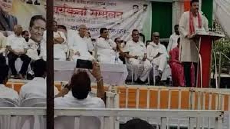 भूपेश बघेल के सामने भड़ास निकालने वाले पूर्व जिला पंचायत उपाध्यक्ष सुरेंद्र दास वैष्णव 'दाऊ' को कांग्रेस से निष्कासित कर दिया