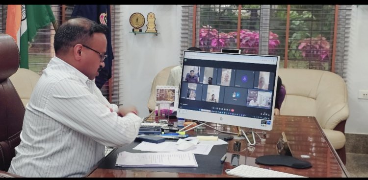 पुलिस महानिरीक्षक दुर्ग रेंज राम गोपाल गर्ग ने लोकसभा चुनाव के मद्देनजर अपराध नियंत्रण एवं सुरक्षा व्यवस्था सुनिश्चित करने रेंज के अधिकारियों के साथ ली, वीडियो कॉन्फ्रेंसिंग बैठक