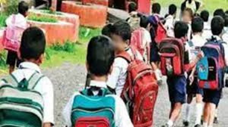 छत्तीसगढ़ की राजधानी रायपुर के दो स्कूलों की मान्यता रद होने के बाद यहां पढ़ने वाले छात्रों के अभिभावक अपने बच्चों के भविष्य को लेकर चिंतित