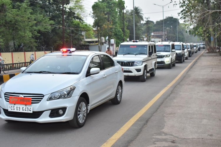 आगामी लोकसभा निर्वाचन को दृष्टिगत रखते हुए दुर्ग पुलिस के द्वारा लगातार क्षेत्र में किया जा रहा है फ्लैग मार्च