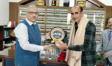 उच्च न्यायालय के अर्दली की सेवानिवृत्ति पर दी गई भावभीनी विदाई