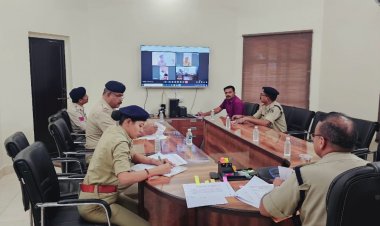 पुलिस महानिरीक्षक दुर्ग रेंज  रामगोपाल गर्ग के द्वारा वीडियो कॉन्फ्रेंसिंग के माध्यम से रेंज स्तरीय मीटिंग ली