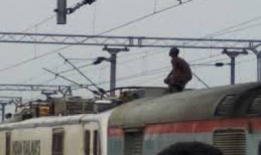 ट्रेन की छत पर सोकर दिल्ली से कानपुर पहुंचा यात्री, मचा बवाल